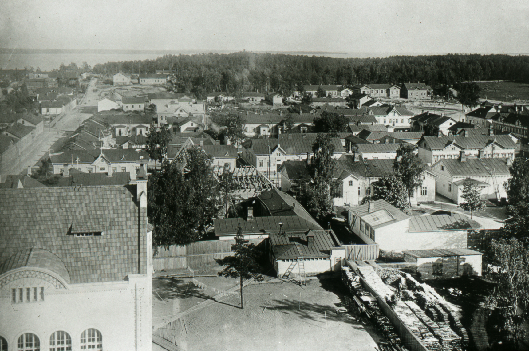 Kirkon tornista otettu kuva, jossa näkyy paljon puutaloja.